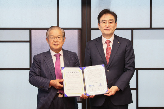 권태신 전경련중소기업협력센터 이사장이 8일 전경련회관에서 열린 '전경련중소기업협력센터-서울신용보증재단 업무협약식'에서 주철수 서울신용보증재단 이사장과 업무협약을 체결 후 기념촬영을 하고 있다. 전경련중소기업협력센터 제공